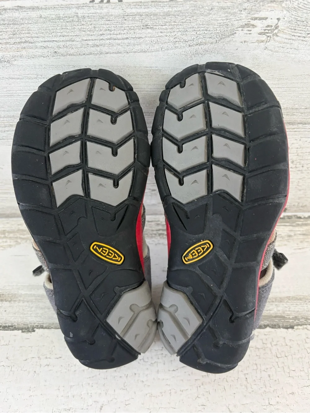 Keen Youth Size 1 Seacamp II CNX Water Sandals In Gray/Red Contour Arch